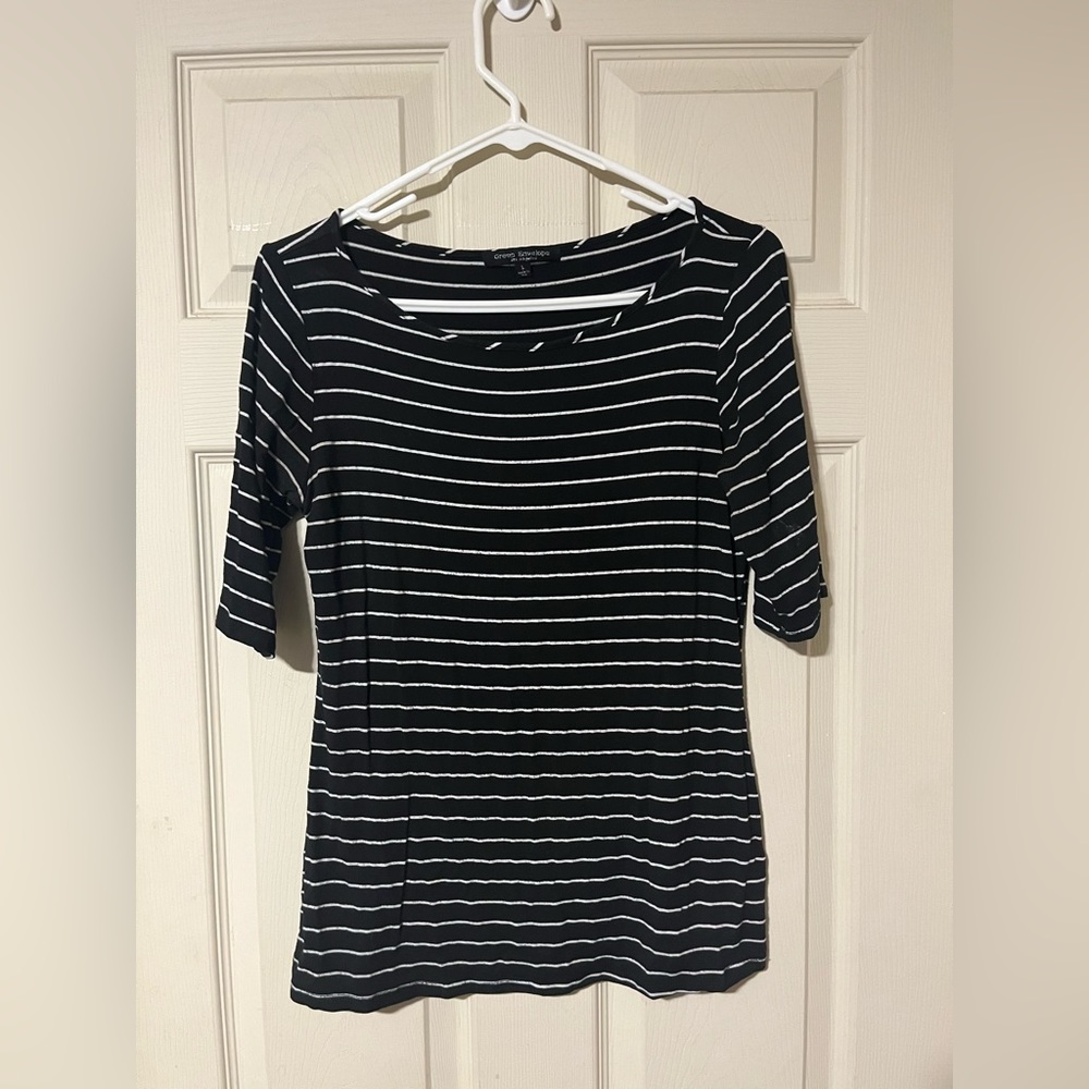 Green envelope striped shirt sleeve tee, black and white